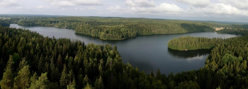 Panorama z rozhledny na jezero Aulangonjärvi